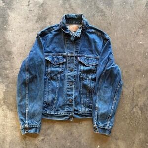 70506-0216 Vintage essential 90s Levi denim jacket Measure 21x23